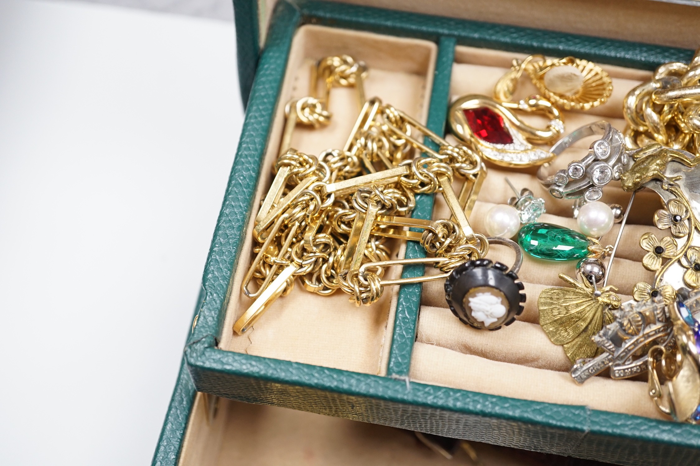 A quantity of assorted costume jewellery.